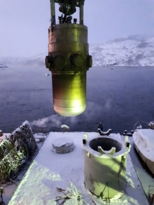 Операция по выгрузке реакторов с утилизируемого ледокола «Сибирь» (фото)